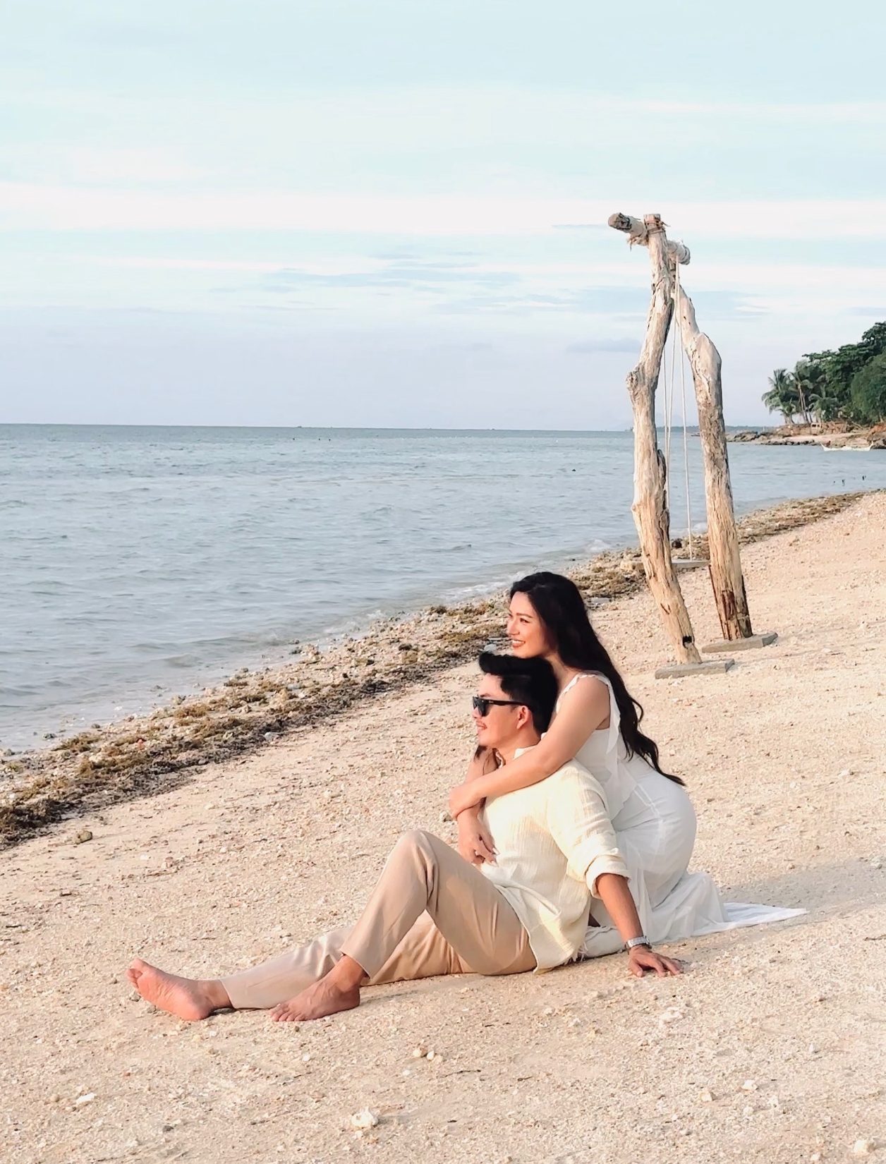 Mark and Lomi together beside the sea